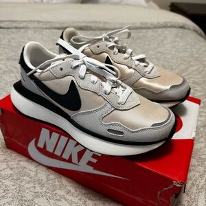 Nike women’s sneakers